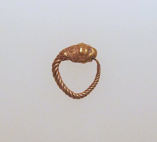 Gold earring with head of a lion
