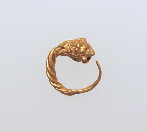 Gold earring with head of a lion
