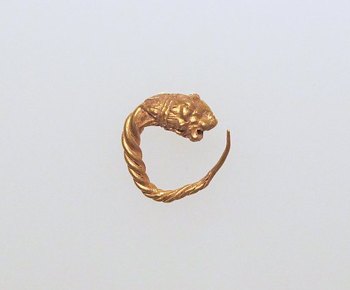 Gold earring with head of a lion