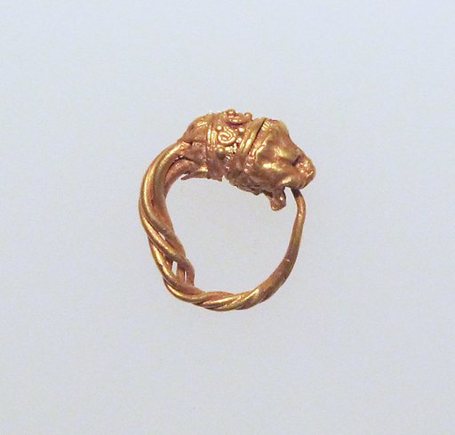 Gold earring with head of a lion