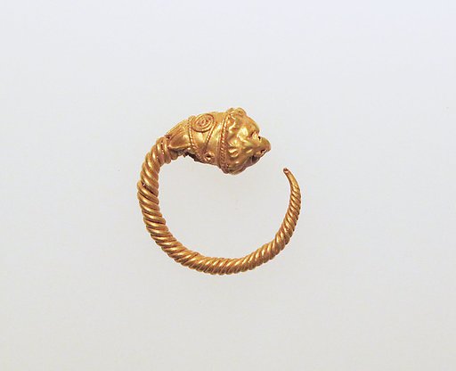 Gold earring with head of a lion