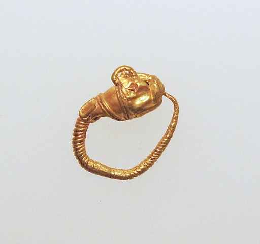 Gold earring with head of a lion