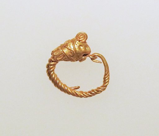 Gold earring with head of a lion