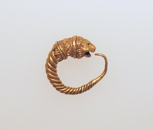 Gold earring with head of a lion
