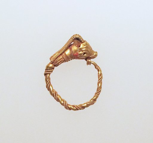Gold earring with head of an antelope
