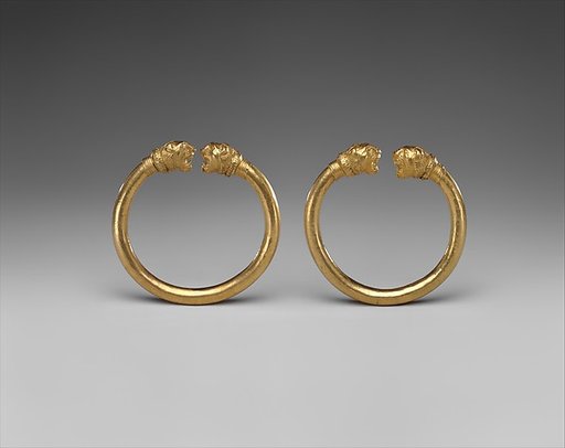 Gold lion's head bracelet with copper-alloy core