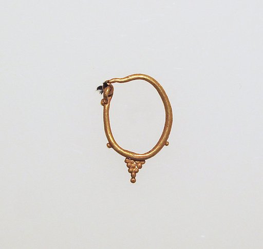 Earring with pyramid of balls