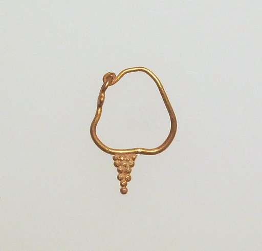 Earring with pyramid of balls