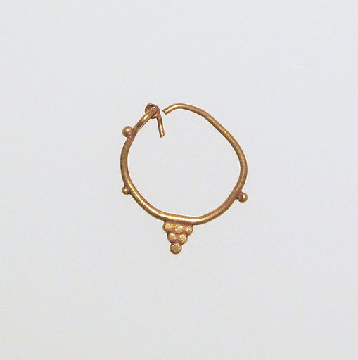 Earring with pyramid of balls