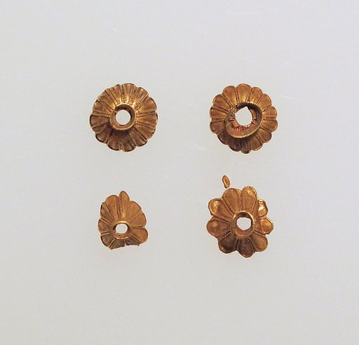 Ornament, flower-shaped mount for stone base