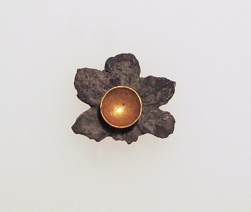 Bead in the form of a rosette