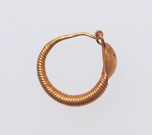 Earring with plain loop and disc