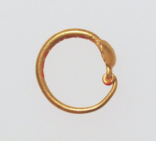 Earring with plain loop and disc