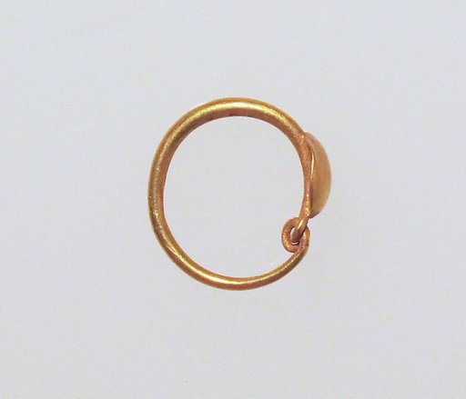 Earring with plain loop and disc
