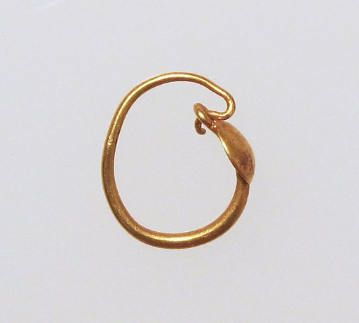 Earring with plain loop and disc
