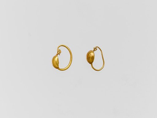 Gold earring with convex disc
