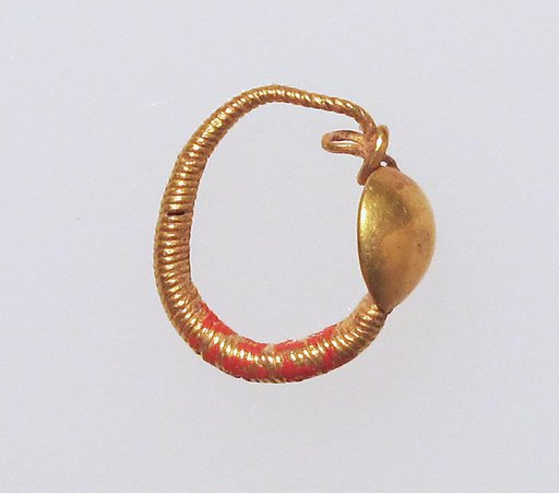 Earring with plain loop and disc