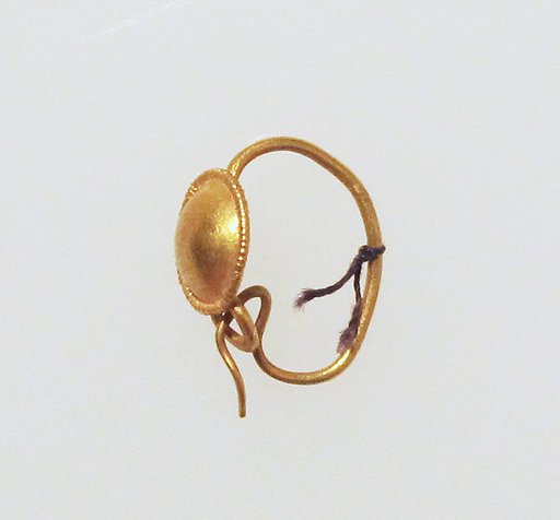 Earring with plain loop and disc