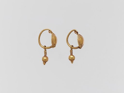 Gold earring with disc and pendant