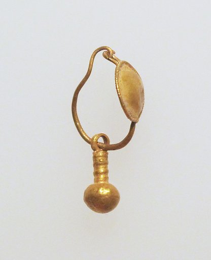 Gold earring with disc and pendant