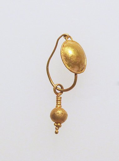 Gold earring with disc and pendant