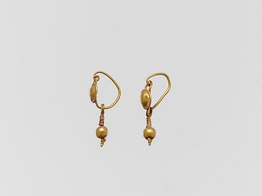 Gold earring with disc and pendant