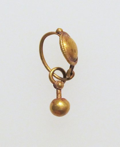 Gold earring with disc and pendant