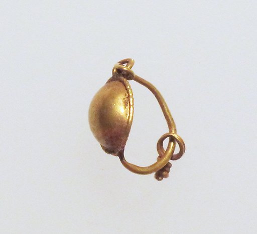 Gold earring with disc and pendant (missing)