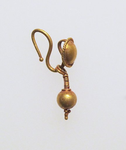 Gold earring with disc and pendant