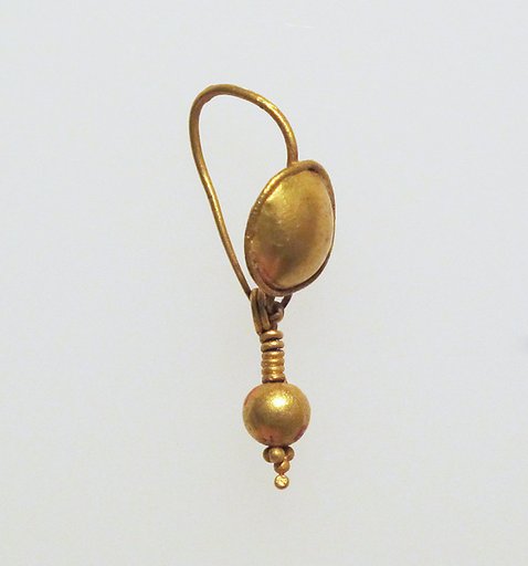 Gold earring with disc and pendant