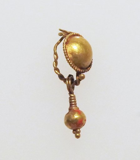 Gold earring with disc and pendant