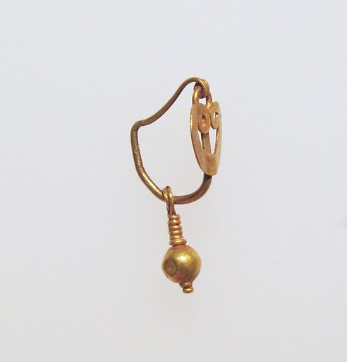 Gold earring with pelta disc and pendant