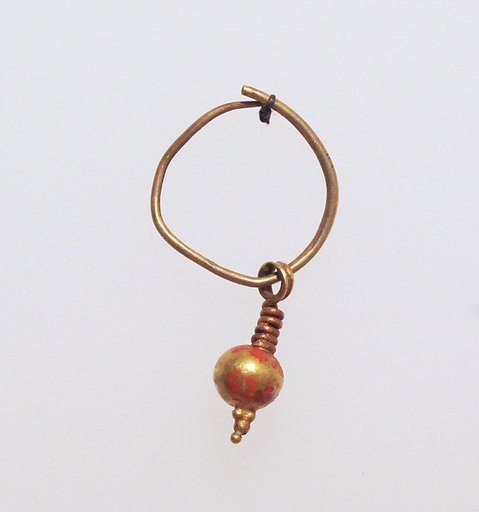 Gold earring with pendant