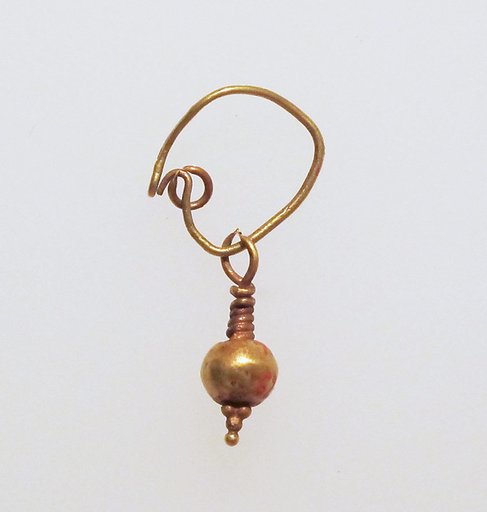 Gold earring with pendant