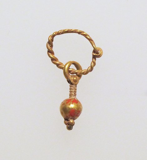 Gold earring with pendant