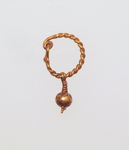 Gold earring with pendant