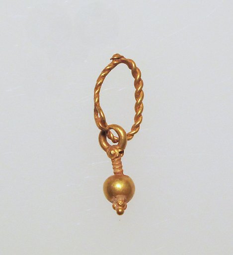 Gold earring with pendant