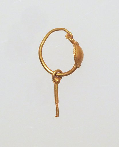 Gold earring with disc and pendant (missing)