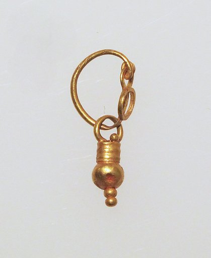 Gold earring with hollow disc and pendant