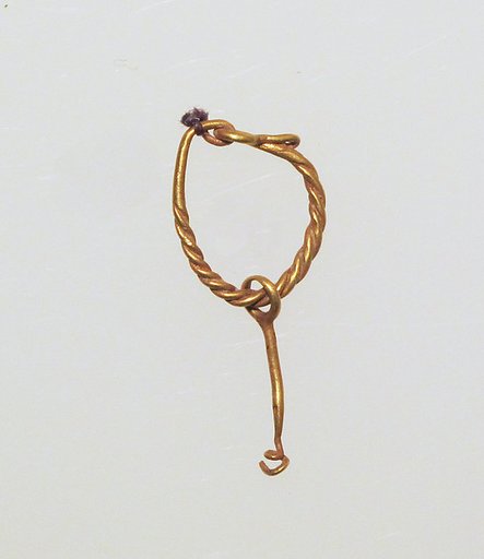 Gold earring with pendant
