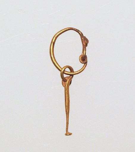 Gold earring with pendant