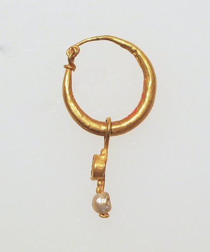 Gold earring with pearl pendant