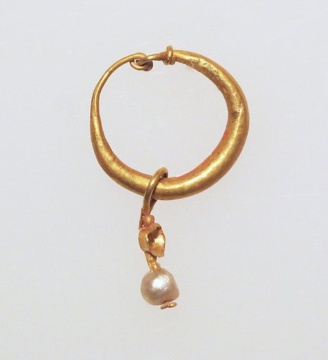 Gold earring with pearl pendant
