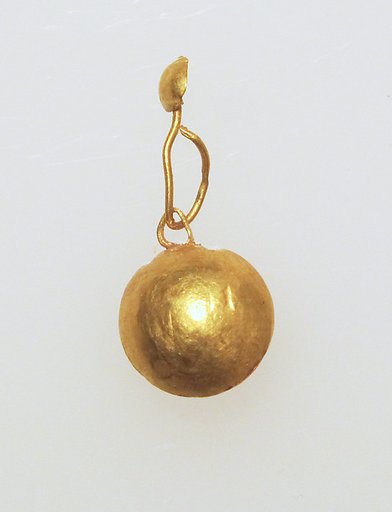 Earring with pendant and disc