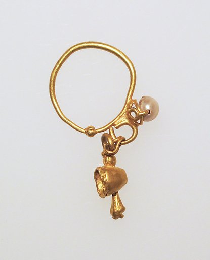 Earring with pendant and pearl setting