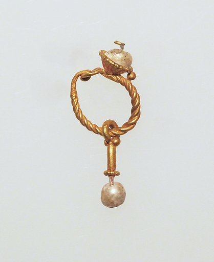 Gold earring with pearl pendant