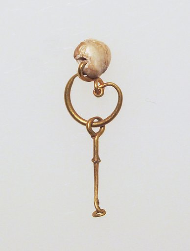 Gold earring with pearl and pendant