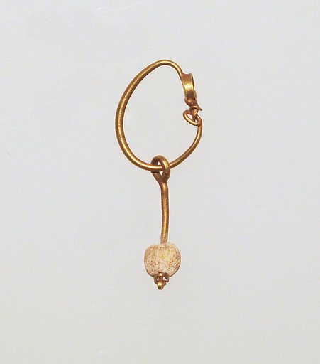 Gold earring with pearl pendant