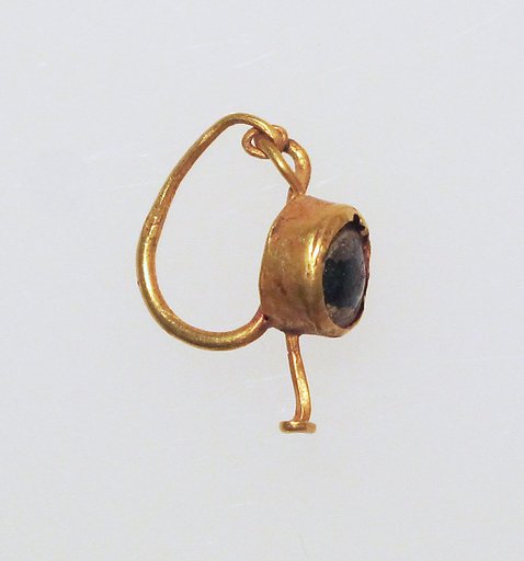 Earring with glass setting