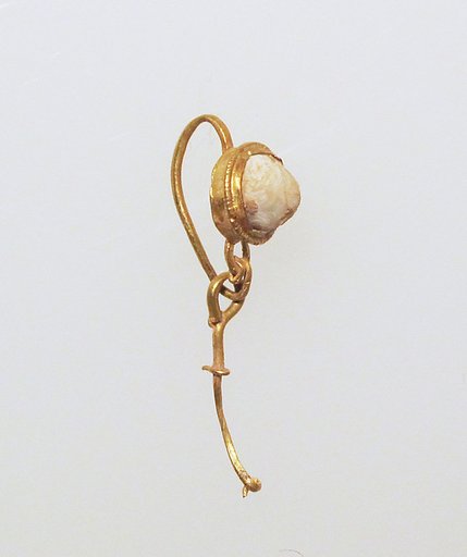Gold earring with pearl setting and pendant